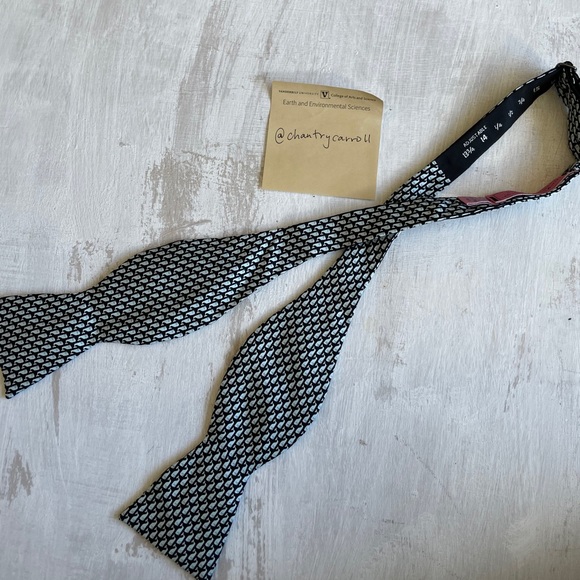 Vineyard Vines Other - Vineyard Vines Navy Bow tie